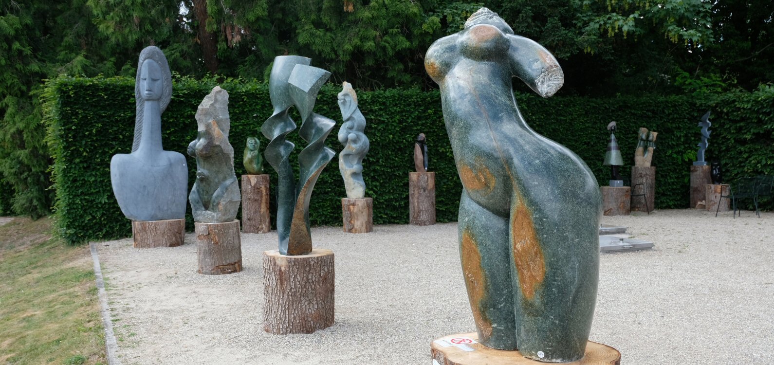 Schwetzinger Schlossgarten Chapungu Skulpturen aus Zimbabwe