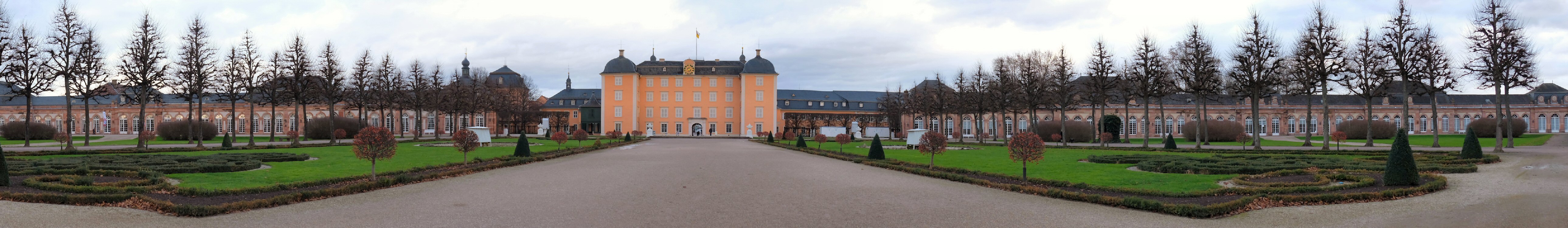 Kreisparterre und Schloss