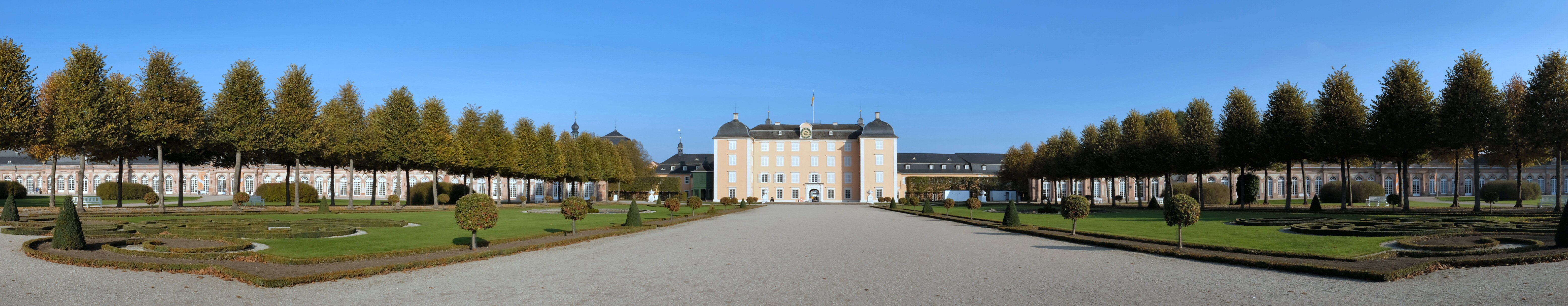 Kreisparterre und Schloss